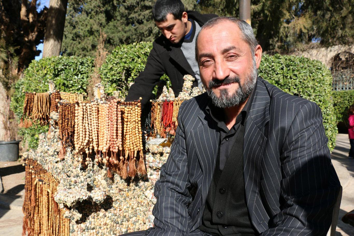 31 yıldır aynı yerde sattığı kokularla ailesini geçindiriyor 31 yıldır aynı yerde sattığı kokularla ailesini geçindiriyor